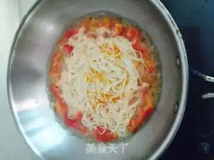 Make Tomato egg pepper noodles step 8