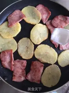 Make Eggs with potato bacon step 2