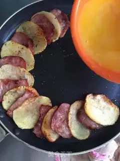 Make Eggs with potato bacon step 3
