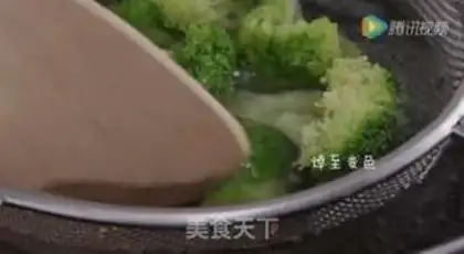 Make Christmas tree broccoli step 2