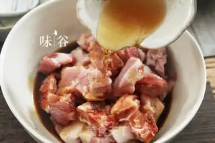 Make Sweet pineapple ribs step 1
