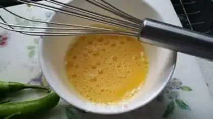 Make Pepper shrimp skin fried eggs step 1