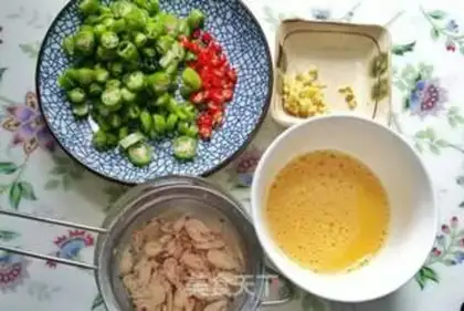 Make Pepper shrimp skin fried eggs step 2