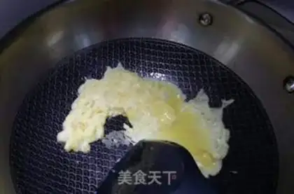 Make Pepper shrimp skin fried eggs step 3