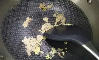 Make Pepper shrimp skin fried eggs step 5
