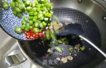 Make Pepper shrimp skin fried eggs step 6