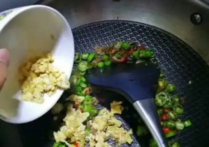 Make Pepper shrimp skin fried eggs step 8