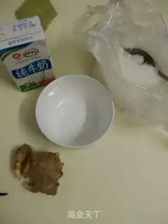 Make Skinny ginger on milk step 0