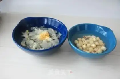 Make Silver-ear lily soup step 1
