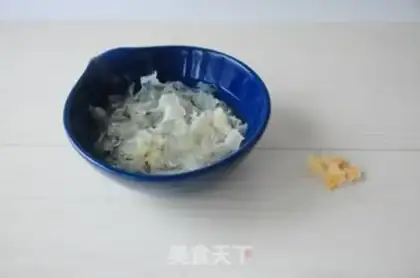 Make Silver-ear lily soup step 2