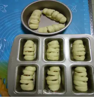 Make raisin rolls step 5