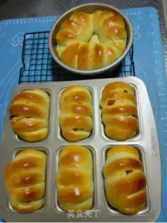 Make raisin rolls step 7