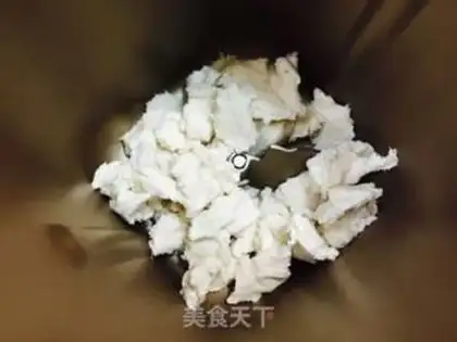 Make Chinese pine rolls step 1
