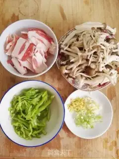 Make Five flowers for the mushrooms step 1