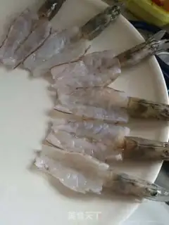 Make A garlic fan with a shrimp back step 2