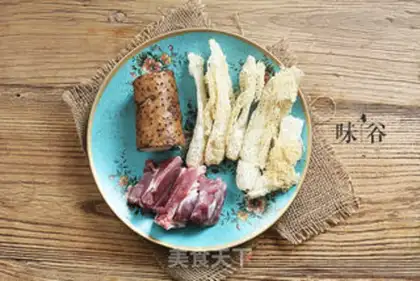 Make Pyramid ribs soup step 0