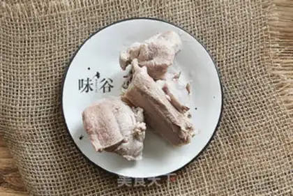 Make Pyramid ribs soup step 1