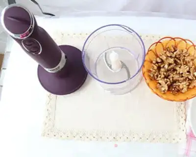 Make Baby eats walnut powder step 0