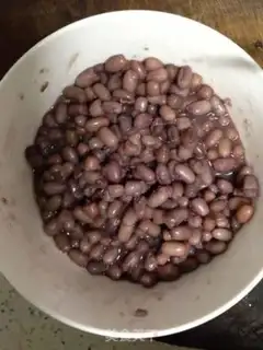 Make Milk red bean popsicles step 1