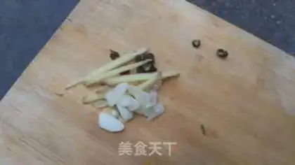 Make Spicy chicken crumbs step 1
