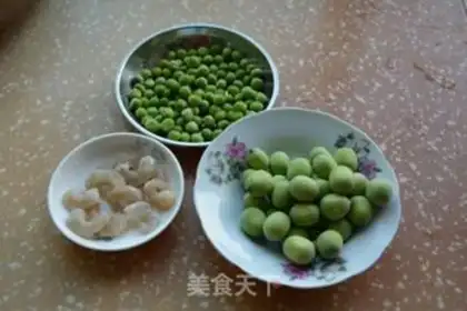 Make Lotus peas and shrimp step 0
