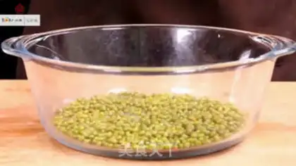 Make Peanut green bean foot soup step 1