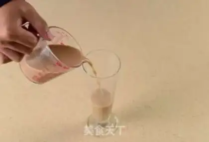 Make Homemade pearl milk tea step 10
