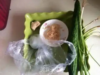 Make Shrimp leather cucumber egg soup step 0