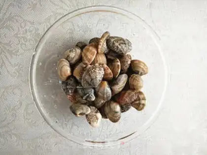 Make Boiled clams step 1