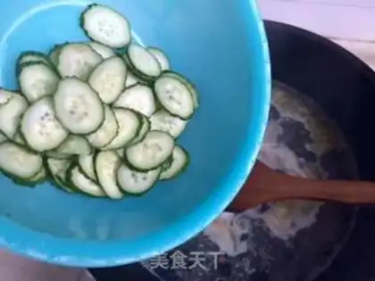 Make Shrimp leather cucumber egg soup step 11