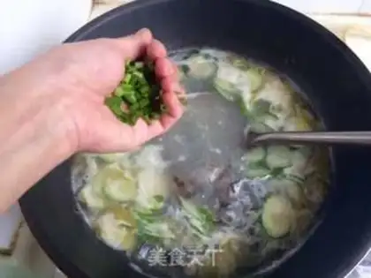 Make Shrimp leather cucumber egg soup step 13
