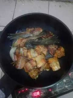 Make Quail egg red pork step 0