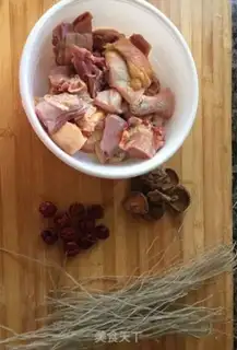 Make Red-tree mushroom chicken soup step 0