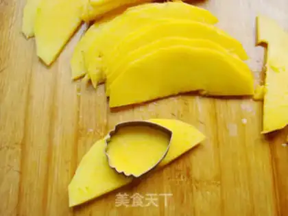 Make Peacock Opens a fruit platter step 1