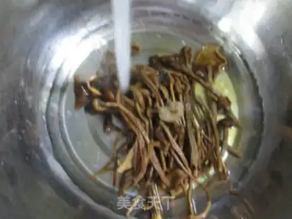 Make Tea mushroom chicken leg soup step 1