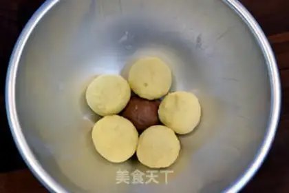 Make Brazilian football bread step 7