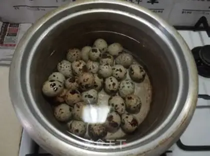 Make Quail egg red pork step 1