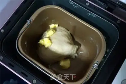 Make Pumpkin squeezing bread step 4
