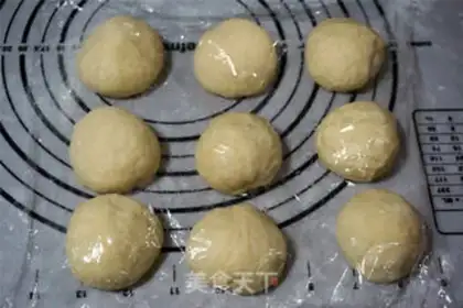 Make Pumpkin squeezing bread step 8