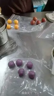 Make Colored ice lunar pie step 4