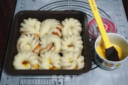 Make Pumpkin squeezing bread step 13