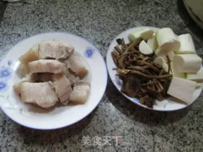 Make Tea mushrooms are burning with five flowers step 0