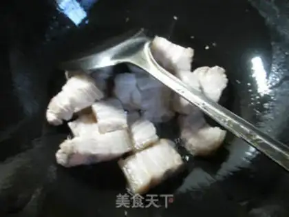 Make Tea mushrooms are burning with five flowers step 1