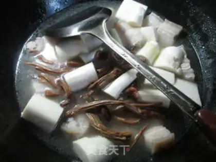 Make Tea mushrooms are burning with five flowers step 5