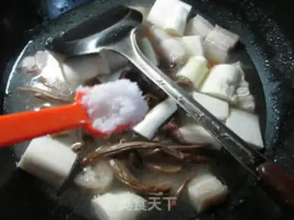 Make Tea mushrooms are burning with five flowers step 7