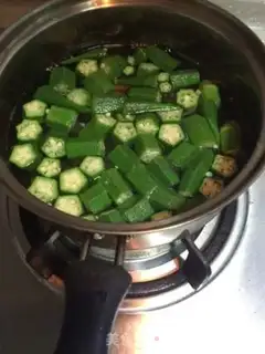 Make Autumn fried sea cucumber step 2