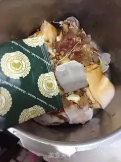 Make Motivated herb tea, pig hoof step 0