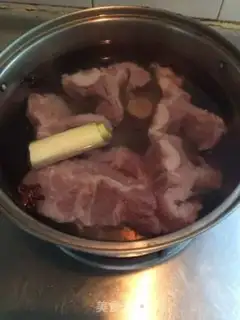 Make Korean pigbone soup step 1