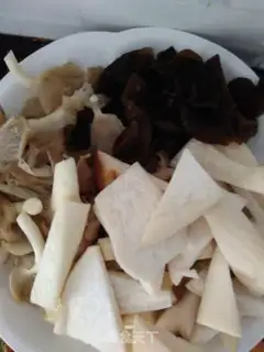 Make Three mushrooms of beef soup step 1