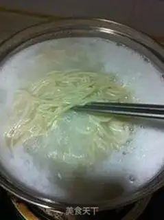Make Red fruit tomato noodles step 2